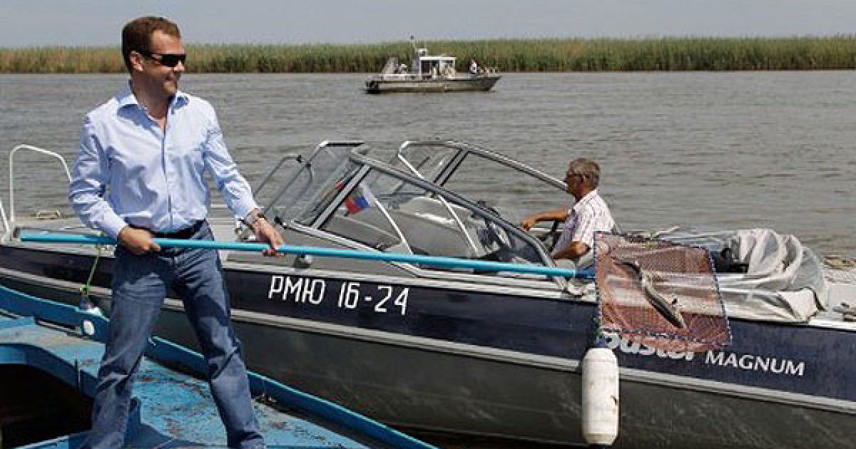 Росія, Астрахань. Президент Росії Дмитро Мєдвєдєв випускає молодих осетрів у Волгу під час його перевірки збереження рибних зон на Волзі в унікальному заповіднику поблизу Астрахані. / © AFP