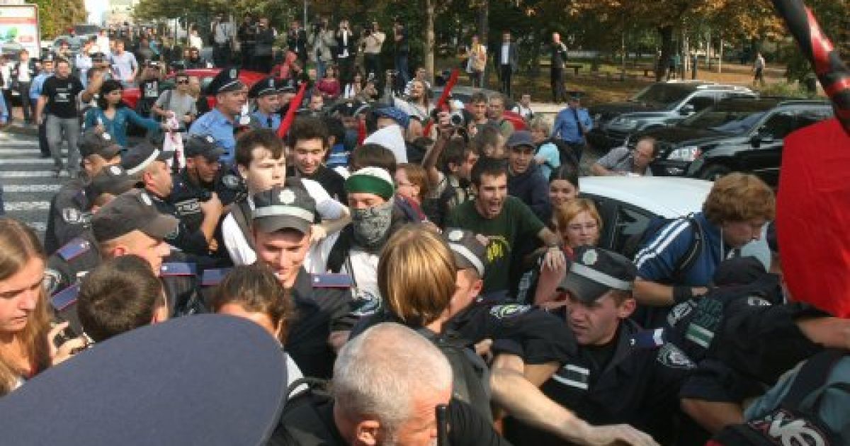 Бійці "Беркута" пакували студентів у автозаки в центрі Києва