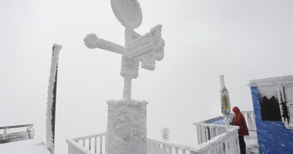 Німеччина, Гарміш-Партенкірхен. Жінка стоїть на оглядовому майданчику гори Цугшпіце, найвищої в Німеччині. / © AFP