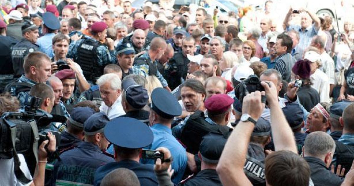 Під Печерським судом між прихильниками Тимошенко та беркутівцями виникла бійка / © Цензор.нет