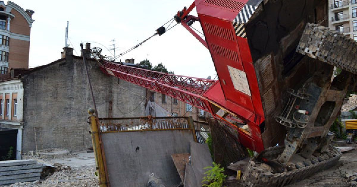 На дах будинку в центрі Києва впав будівельний кран / © Київські новини