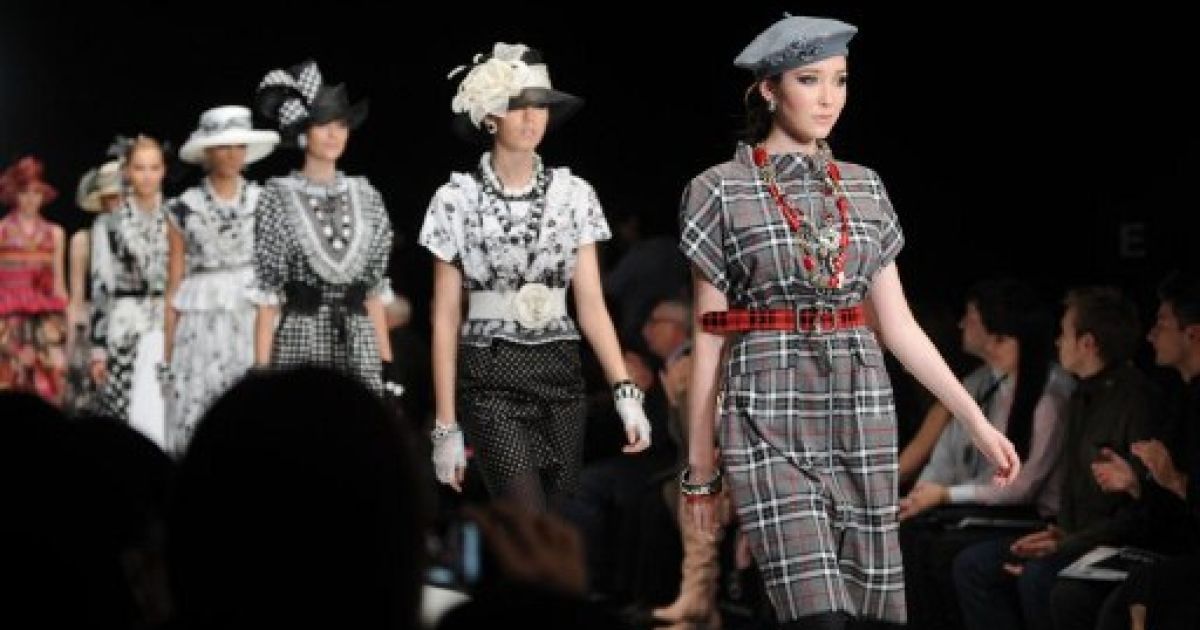 Ювілейний Mercedes-Benz Fashion Week Russia в Москві відкрив показ Слави Зайцева. / © AFP