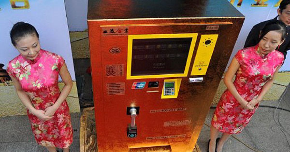 Китай, Пекін. В Китаї відкрили перший в країні вуличний автомат з продажу золота. "Голденмат" встановили на вулиці Ванфуцзін в Пекіні, за один раз покупець має можливість придбати 2,5 кг золота. / © AFP
