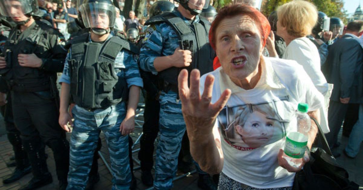 "Беркут" затримав учасників сутичкі, що виникла після демонтажу палаток пікетувальників перед будівлею Печерського суду в Києві. / © Украинское Фото