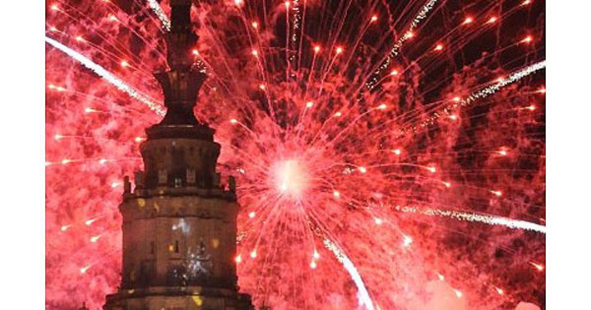 Росія, Москва. Яскравий феєрверк злітає над будівлею Московського державного університету під час святкування Дня міста в столиці Росії Москві. / © AFP
