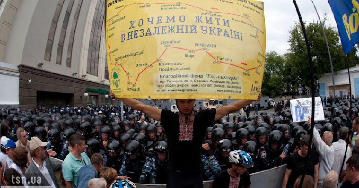 Натовп скандує "Ганьба", були спроби штурмувати огорожу, опозиціонери вступили в бійку з співробітниками спецпідрозділу "Беркут".