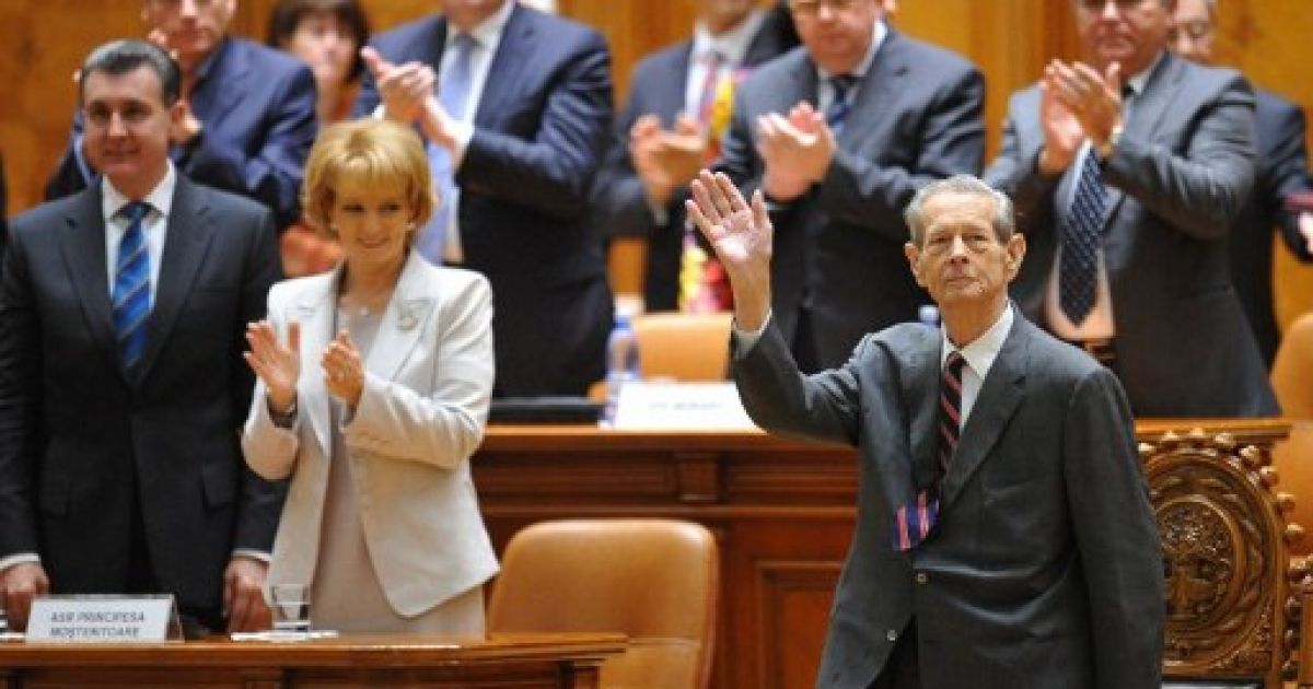 Румунія, Бухарест. Короля Румунії Міхая I вітають у Парламенті аплодисментами після його промови на честь святкування його 90-літнього ювілею. На святкове засідання Парламенту прийшли також принцеса Маргарет і дружина князя Раду Дуда. Король Румунії Міхай І виступив з промовою вдруге у своєму житті, перша пролунала у 1947 році. / © AFP