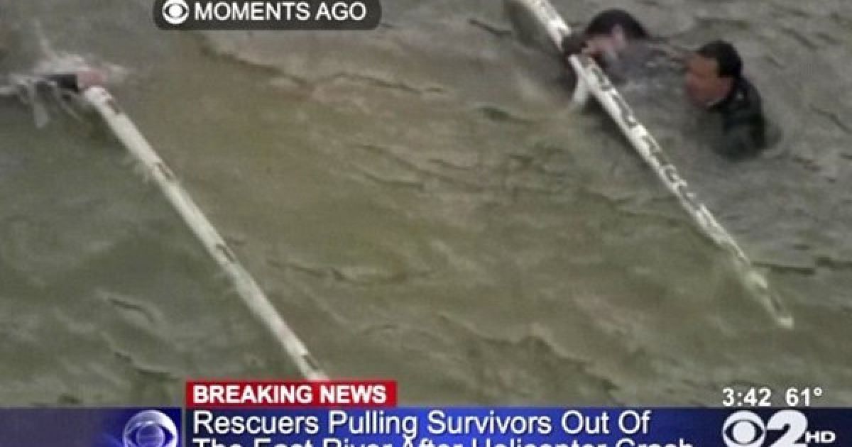 В центрі Нью-Йорка прогулянковий гелікоптер, на борту якого перебували четверо пасажирів і пілот, впав у води Іст-Рівера.