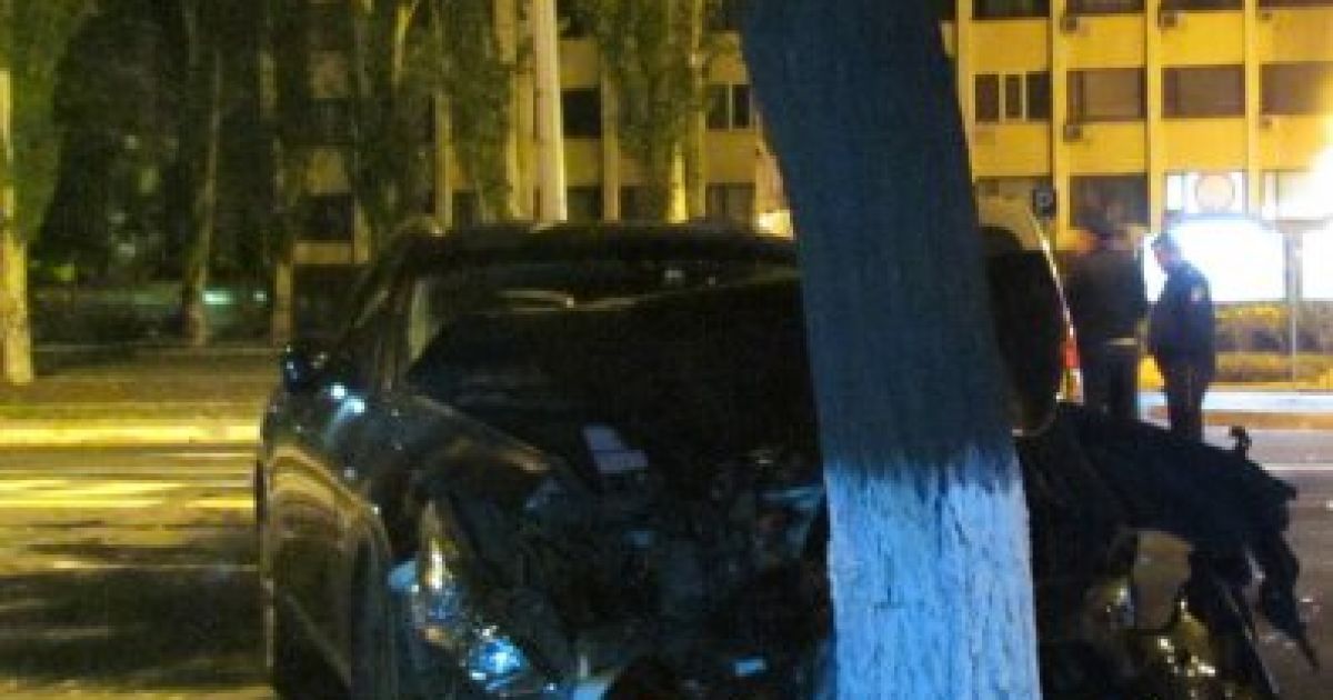 В Маріуполі автомобіль Infiniti, за кермом якого знаходився футболіст ФК "Іллічівець" Філіп Будковський, врізався в дерево / © УНІАН