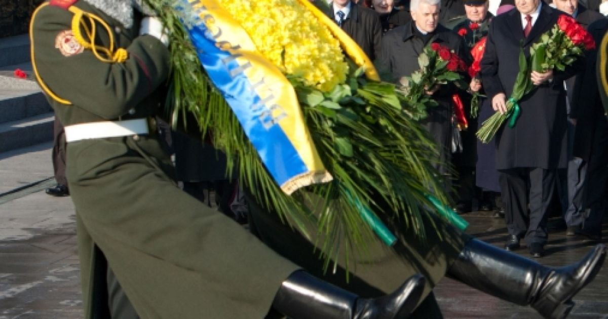Президент України Віктор Янукович поклав квіти до могили Невідомого солдата в парку Вічної Слави у Києві. / © President.gov.ua