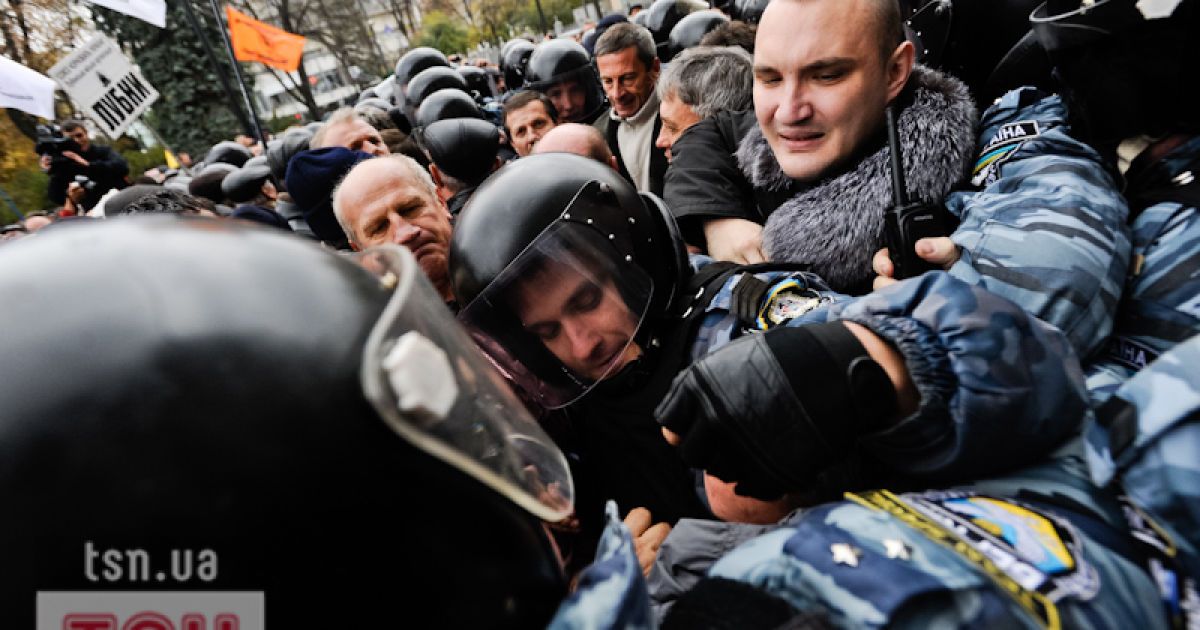 У сутичках під ВР поранено беркутівця