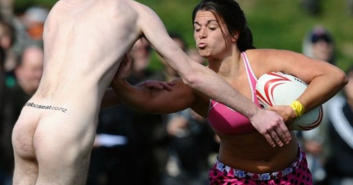 У Новій Зеландії голі чоловіки з команди "Nude Blacks" програла одягненій жіночій команді з Іспанії в регбі. / © AFP