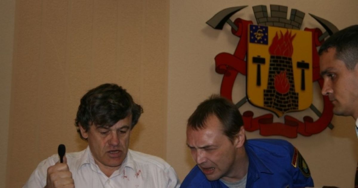 Під час сутички на засіданні Луганської міськради активіст громади Михайло Пащук відкусив фалангу пальця охоронцеві. / © Новости Луганска