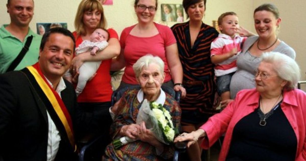 Бельгія, Бенш. 111-річну бельгійку Жермен Дегельдр вітають її родичі у день народження. У віці 111 років Жермен визнали найстаршою жінкою в країні. / © AFP