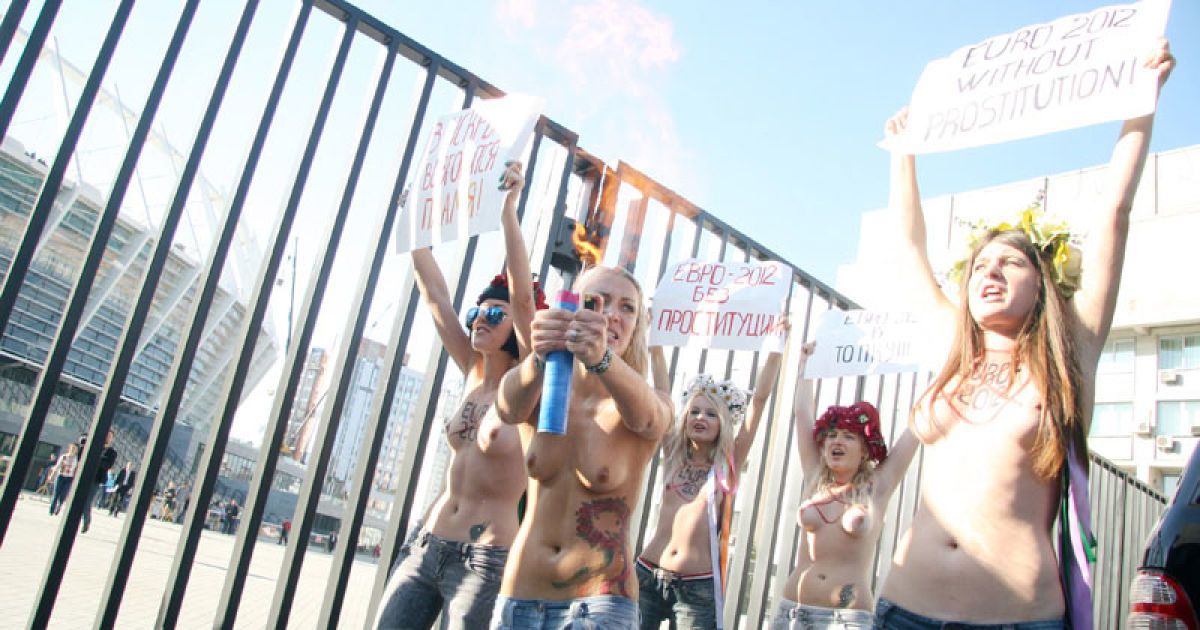 FEMENісток, які влаштували топлес-протест "Євро-угар 2012" проти перетворення України на "Бляділенд", затримала міліція. / © Жіночий рух FEMEN