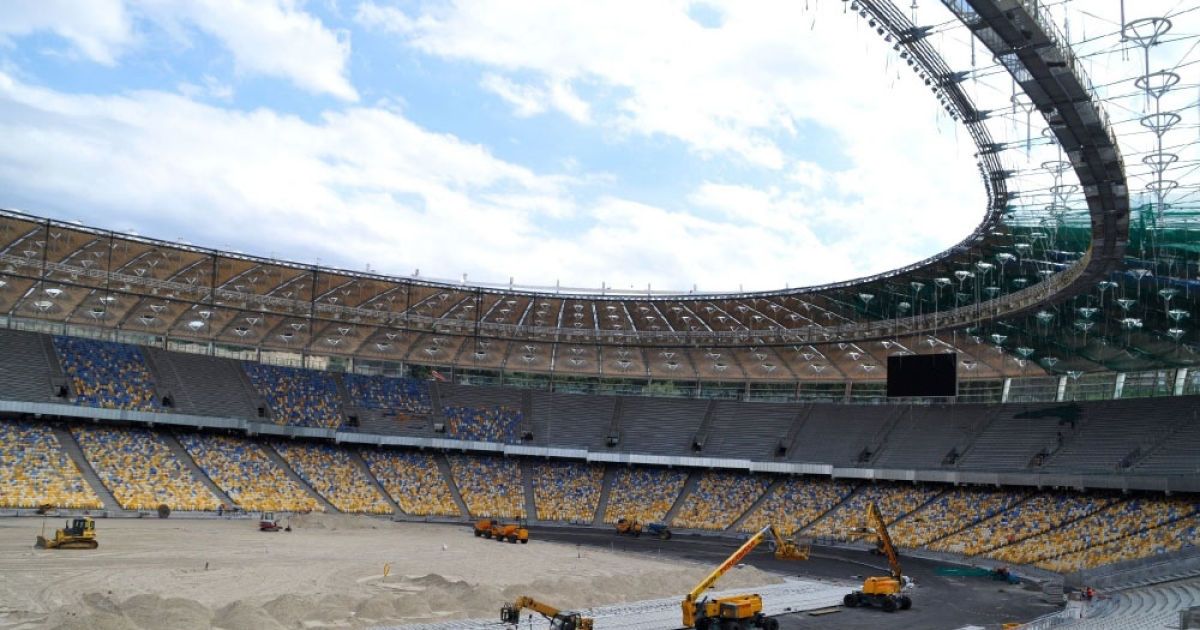В Києві активно завершують реконструкцію НСК "Олімпійський": закінчують монтаж глядацьких сидінь та мембранного покриття. / © nsc-olymp.com