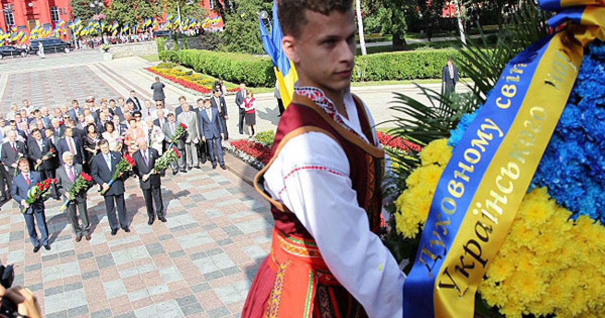 Президент України Віктор Янукович, глава ВРУ Володимир Литвин та прем&rsquo;єр-міністр України Микола Азаров поклали квіти до пам&#039;ятників Тарасу Шевченку та Михайлу Грушевському в Києві. / © Офіційний сайт Президента України