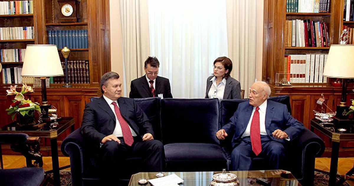 Президент України Віктор Янукович в Афінах провів із президентом Греції Каролосом Папуліасом двосторонню зустріч на тему фінансової кризи, яку зараз переживає Греція. / © President.gov.ua