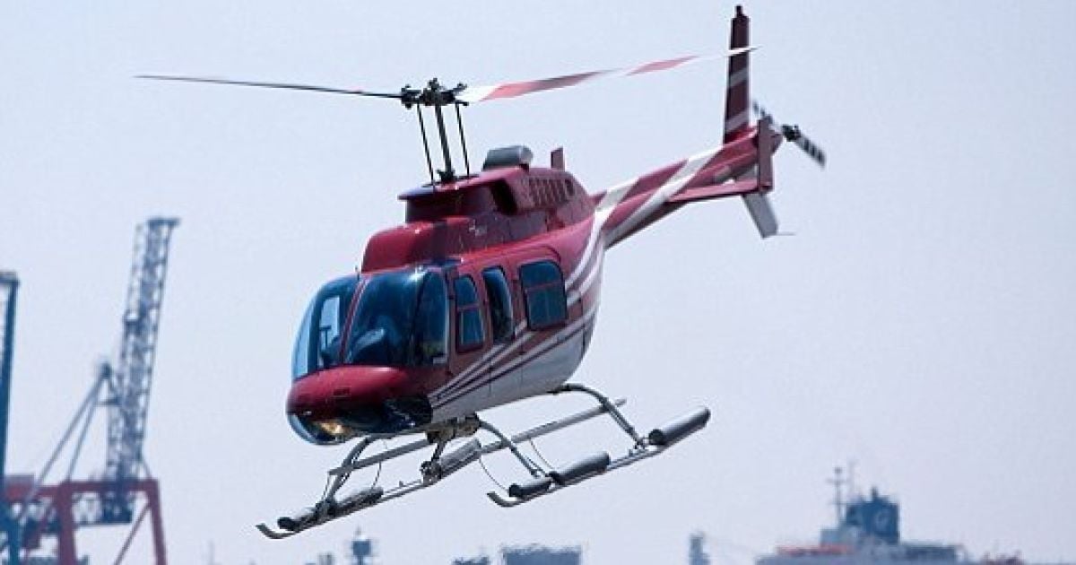 В центрі Нью-Йорка прогулянковий гелікоптер, на борту якого перебували четверо пасажирів і пілот, впав у води Іст-Рівера.