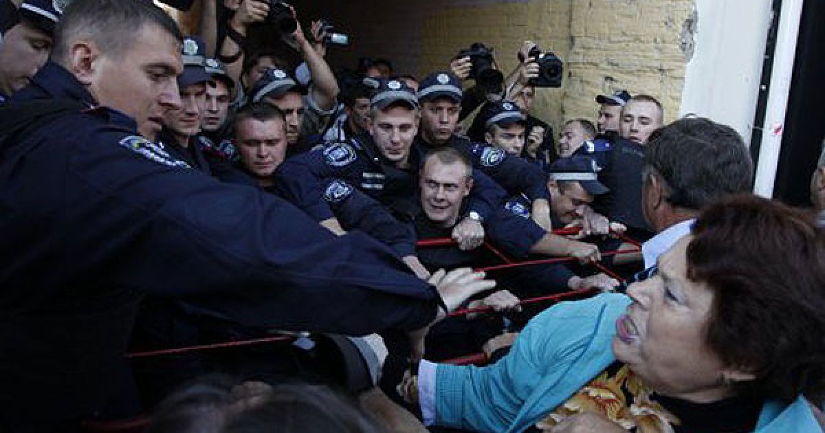Перед Печерським судом в Києві сталася бійка між міліцією та прихильниками Юлії Тимошенко, які спробували штурмувати двір суду. / © УНІАН