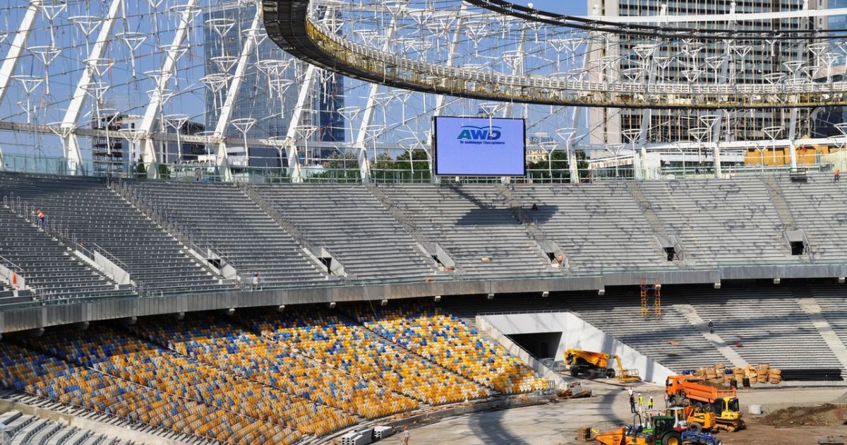 В Києві активно завершують реконструкцію НСК "Олімпійський": закінчують монтаж глядацьких сидінь та мембранного покриття. / © nsc-olymp.com