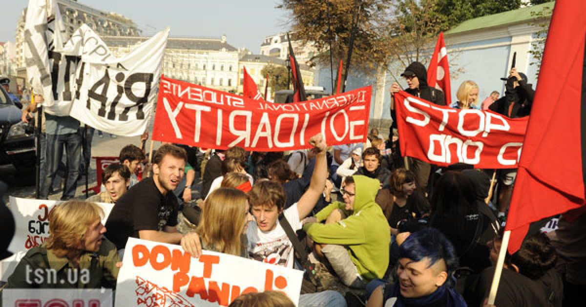 Близько 100 студентів провели мітинг проти політики Міносвіти на Європейській площі в Києві.
