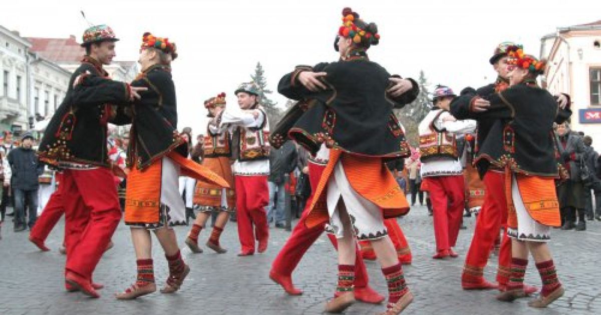 У Коломиї встановили новий рекорд України з масового виконання "коломийки" / © УНІАН