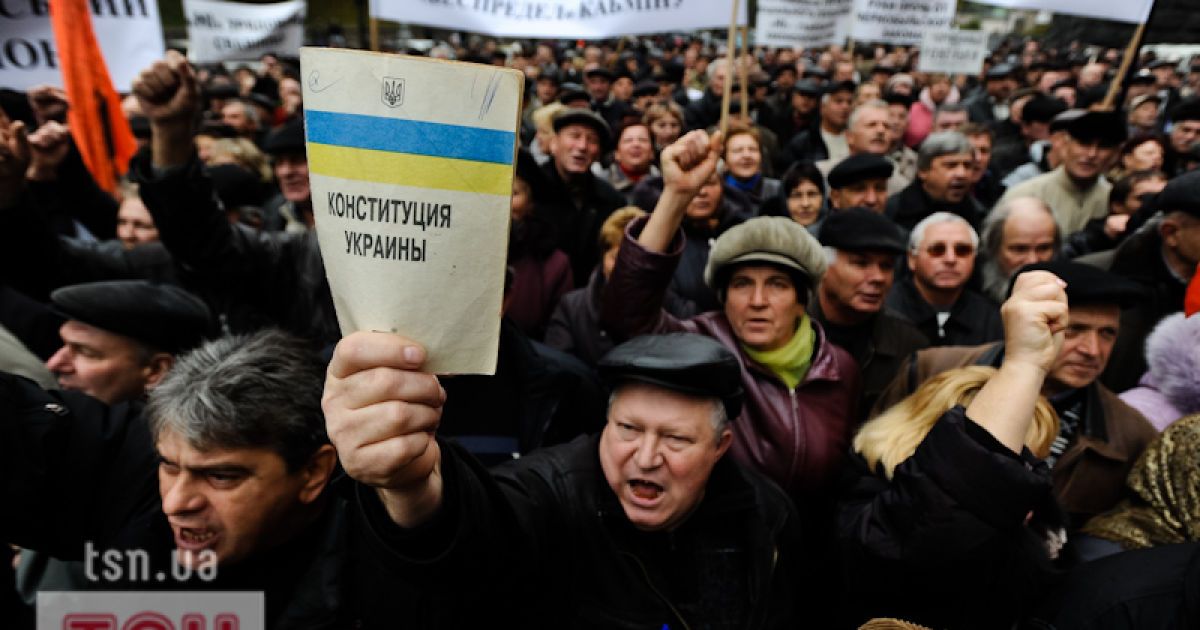 Близько 700 представників чорнобильських організацій провели акцію протесту під стінами Кабміну.