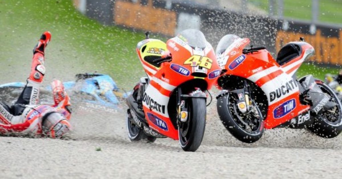 Іспанія, Сесте. Американський гонщик команди Ducati Нікі Хейден впав під час гонки MotoGP на Гран-прі Валенсії на треку Рікардо Тормо. / © AFP