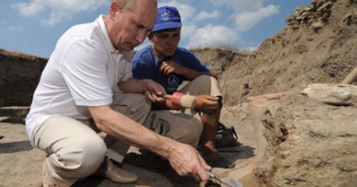 Росія, Фанагорія. Прем&rsquo;єр-міністр РФ Володимир Путін взяв участь в археологічних розкопках давньогрецького міста у Фанагорії, що на Таманському півострові. / © AFP