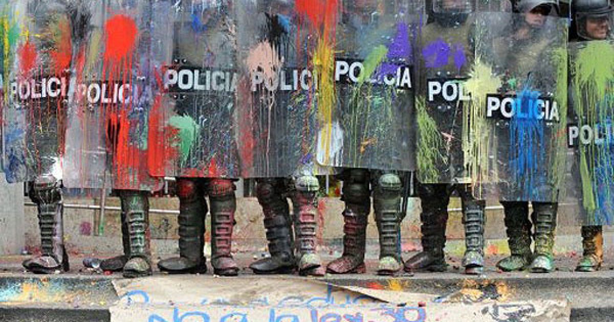 Марші студентів на захист державної освіти в Колумбії закінчились масовими сутичками з поліцією / © AFP
