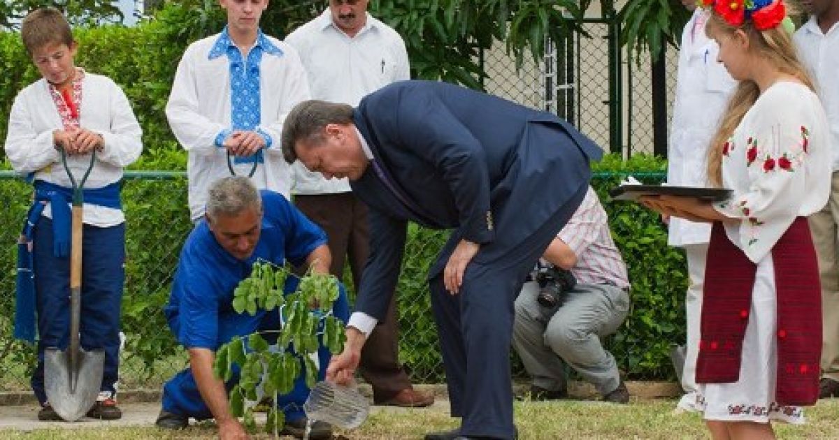 Президент України Віктор Янукович відвідав "острів свободи" з державним візитом. / © AFP