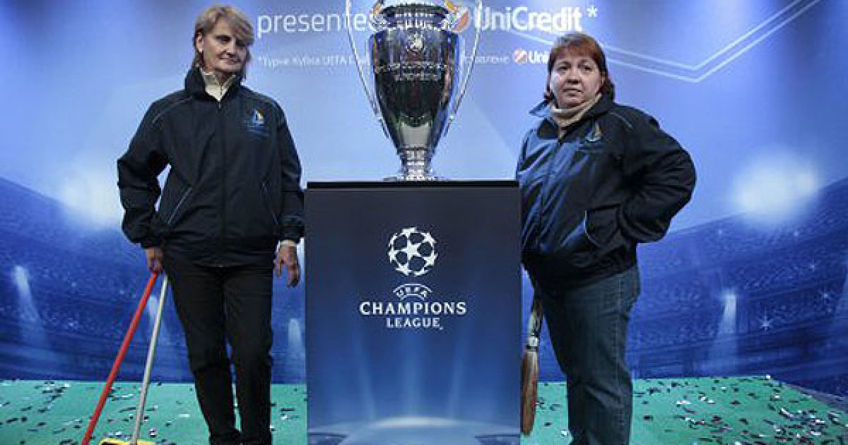 Прибиральниці біля Кубка Ліги Чемпіонів UEFA / © УНІАН