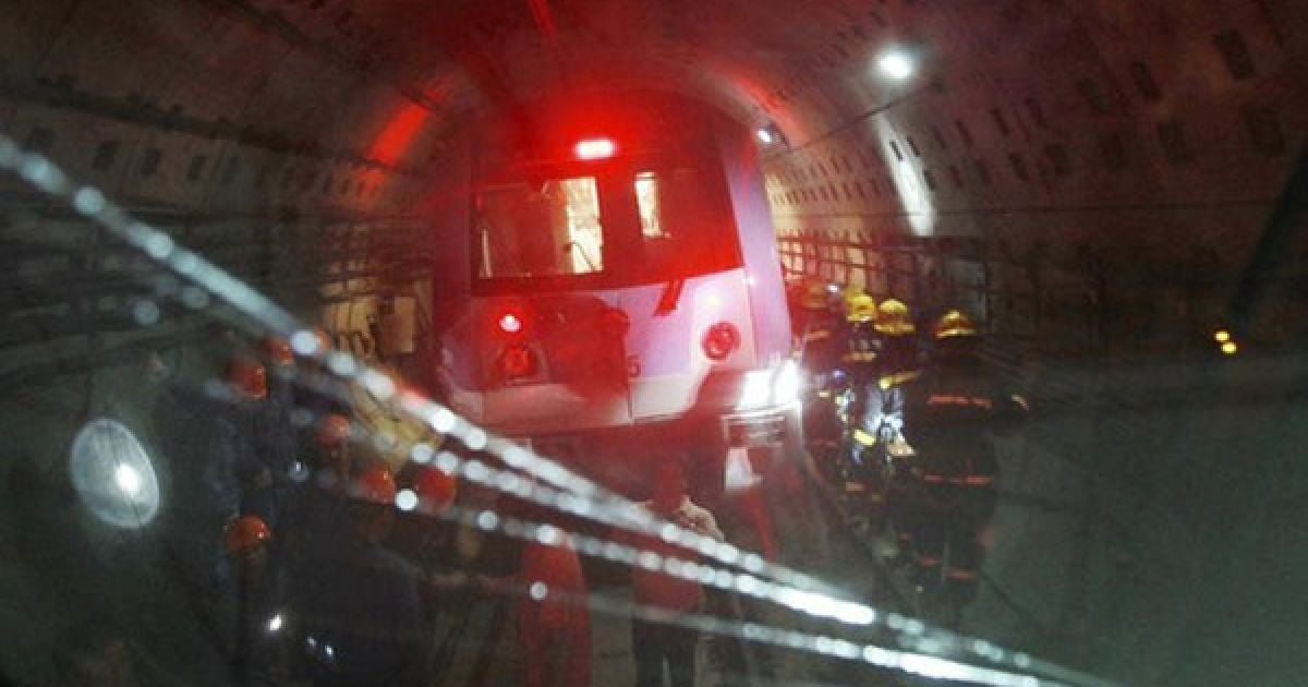 У зіткненні двох потягів в шанхайському метро постраждали більше 260 людей.