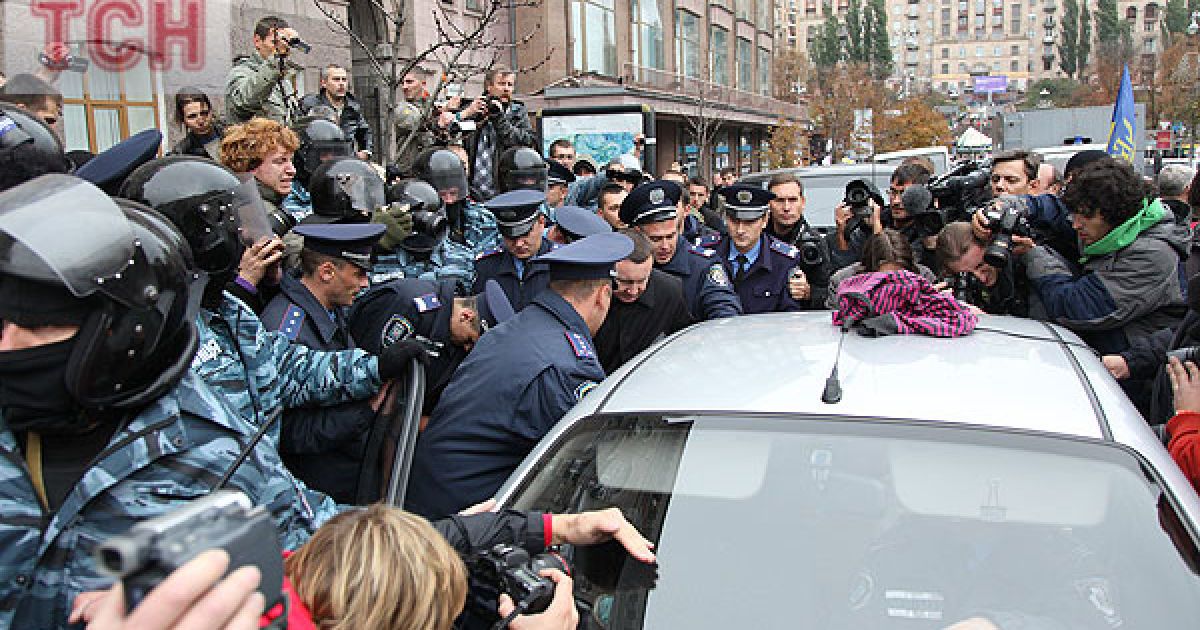 Топлес-акція FEMEN на ЦУМі "Ю и Я - одна уйня"_30