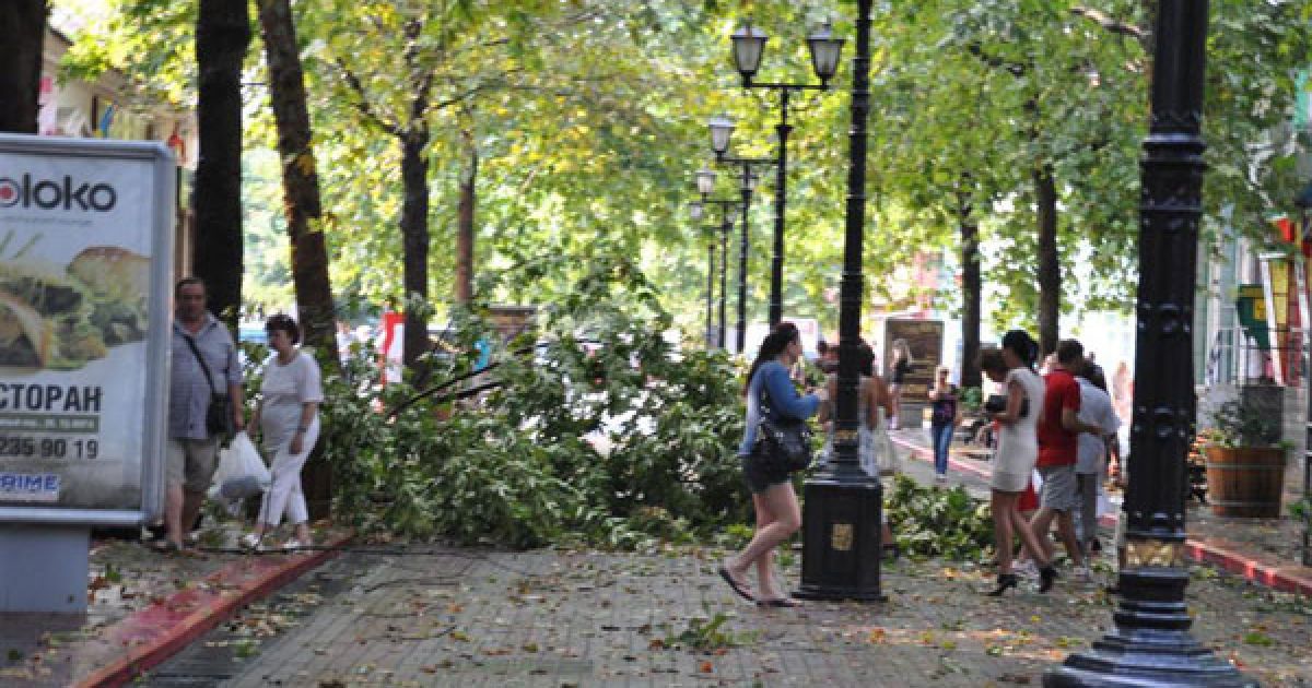 На кримьске місто Керч обрушилися дві потужні зливи з градом, а над Керченською протокою пронісся смерч. / © kerch.fm