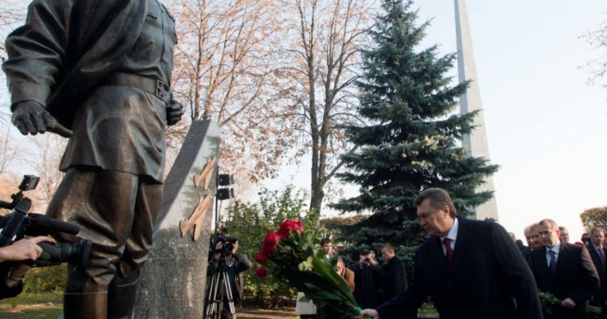 Президент України, крім того, поклав квіти до пам&rsquo;ятника тричі Герою Радянського Союзу Івану Кожедубу. / © President.gov.ua