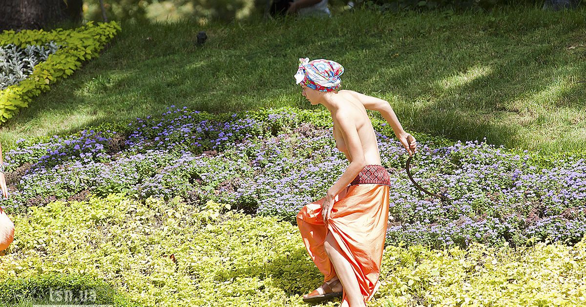 На День Незалежності жіночий рух FEMEN провів в центрі Києва топлес-акцію "День залежності"