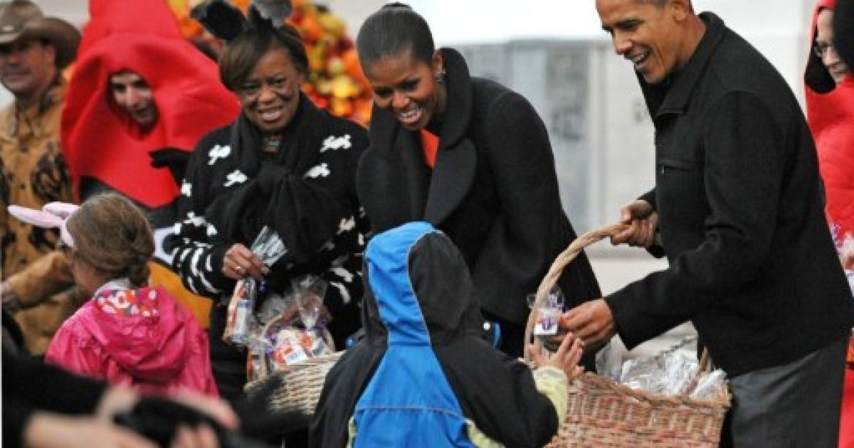 Президент США Барак Обама, перша леді США Мішель Обама, її мати Маріан Робінсон роздавали подарунки юним гостям свята