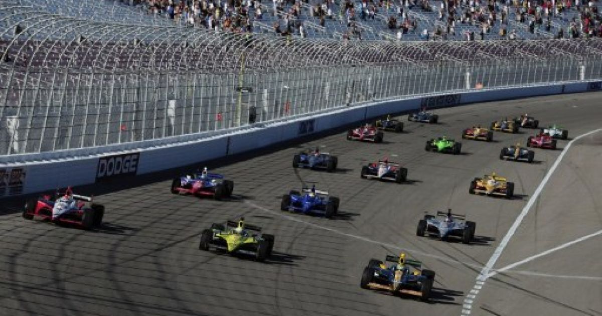 На честь Дена Велдона пілоти гонок повільно проїхали 5 кіл по автодрому, на якому він загинув. / © AFP