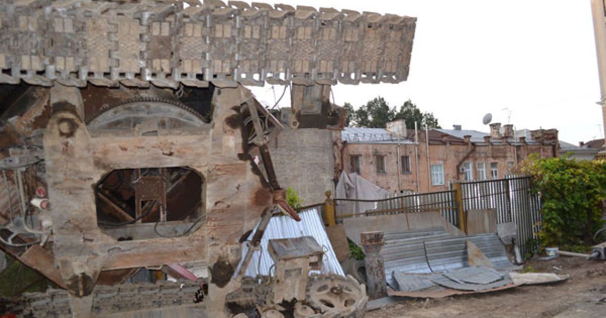 На дах будинку в центрі Києва впав будівельний кран / © Київські новини