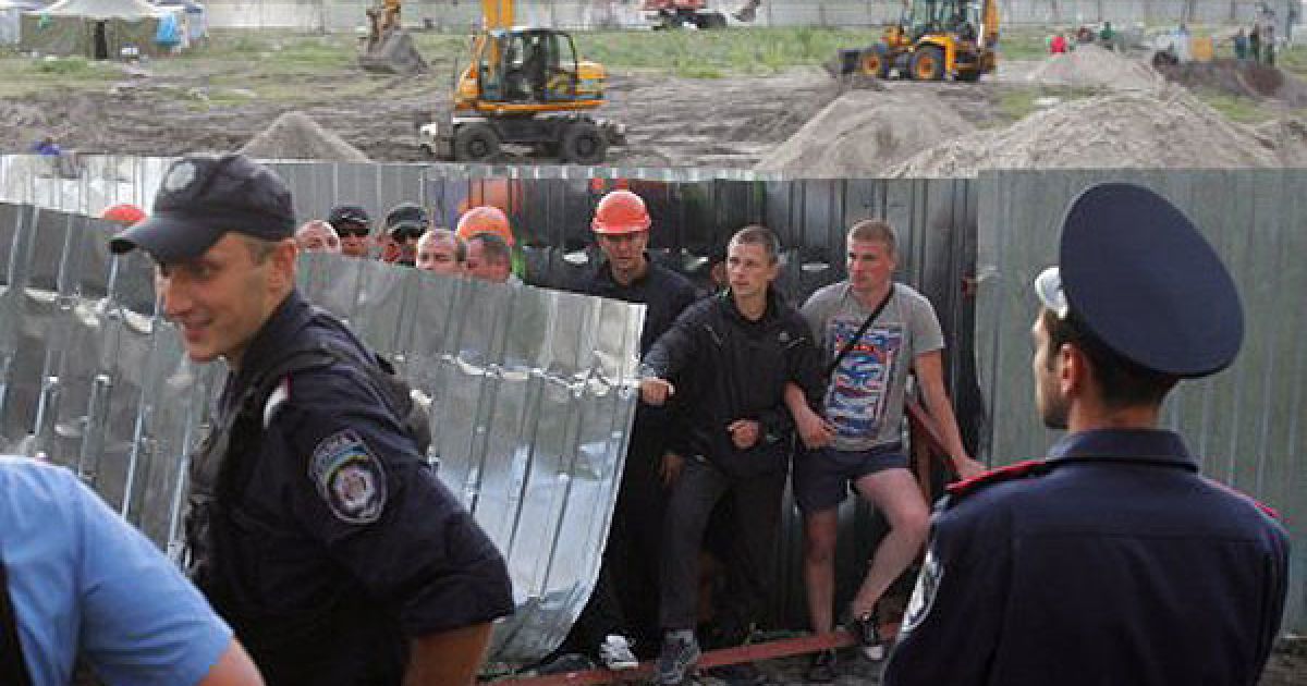 Мирна акція проти забудови на Троєщині в Києві переросла у криваву бійку / © УНІАН