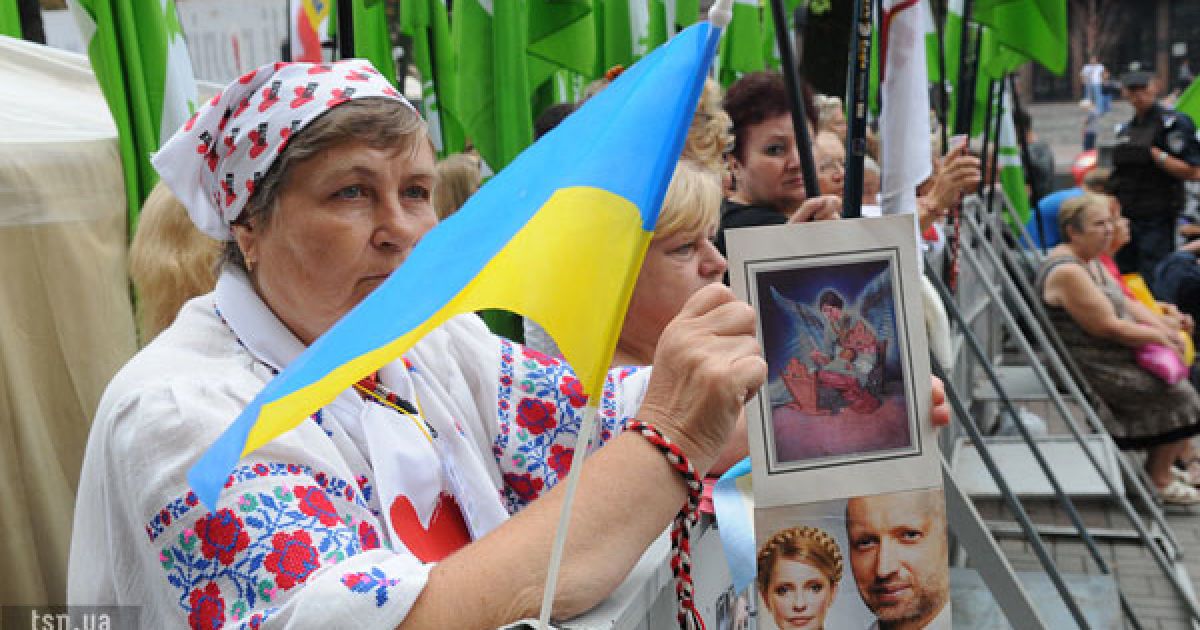 Акція на підтримку екс-прем&#039;єр-міністра України Юлії Тимошенко біля будівлі Печерського райсуду в Києві