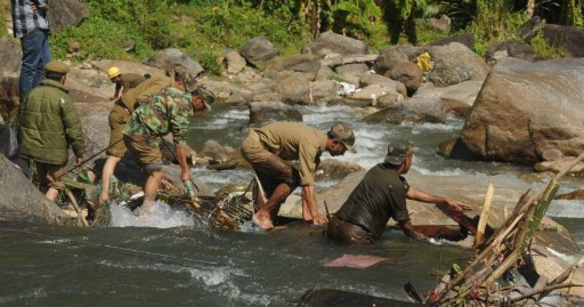 В результаті обвалення мосту під час політичного мітингу в Індії, щонайменше 34 людини загинули, більше 100 отримали поранення. / © AFP