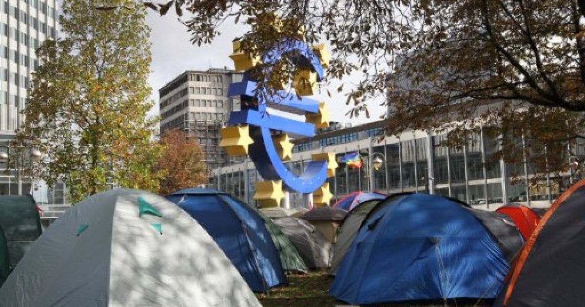 Німеччина, Франкфурт-на-Майні. Демонстранти розбили наметове містечко перед будівлею Європейського центрального банку у Франкфурті-на-Майні. Близько 200 осіб встановили намети перед ЄЦБ на знак протесту проти нерівності у доходах та політики корпорацій. / © AFP