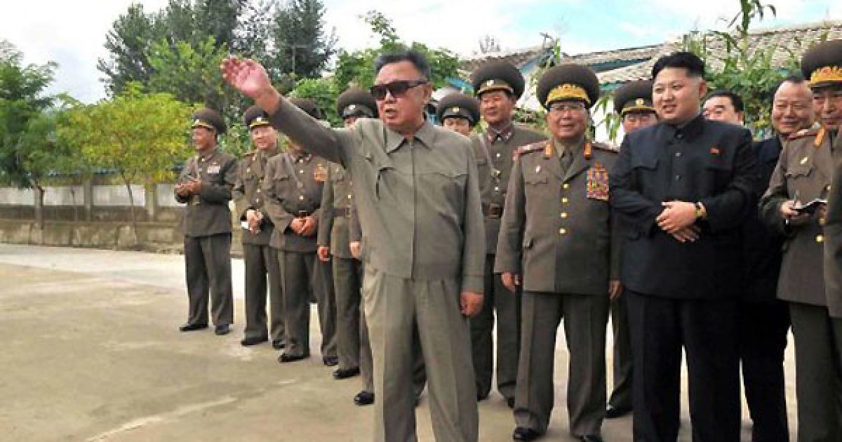 КНДР, Рюнгри. Лідер Північної Кореї Кім Чен Ір у супроводі свого сина Кім Чен Уна дивляться на дітей, які грають у новозбудованому дитячому басейні на річці Jangja. Південна Корея вперше дала дозвіл провідним буддійським ченцям на відвідування Північної Кореї. Фото AFP/KCNA VIA KNS / © AFP