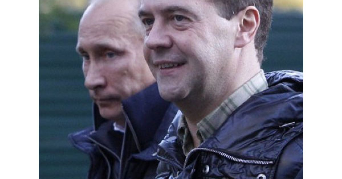 Після переговорів у приміщенні лідери країн зробили коротку прогулянку парком / © AFP