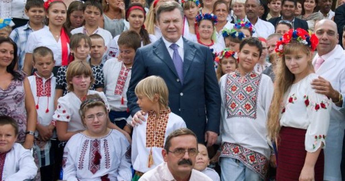 Віктор Янукович відвідав лікувально-оздоровчий центр "Тарара", де проходять оздоровлення та реабілітацію українські діти, постраждалі від аварії на ЧАЕС / © AFP