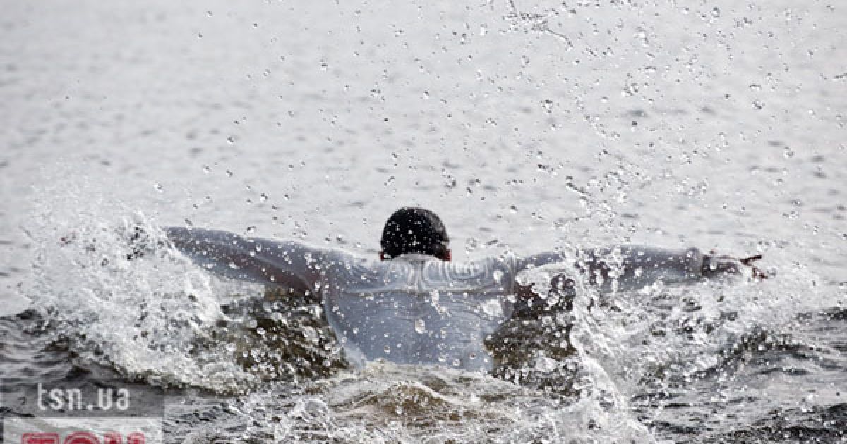 Дистанцію лідер "Свободи", одягнений у святковий оберіг-вишиванку, подолав батерфляєм та вільним стилем.