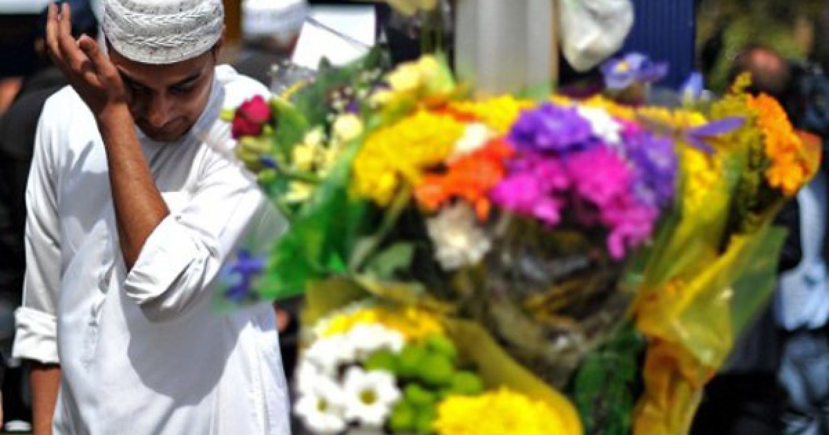 Великобританія, Бірмінгем. Абдул Насир Хан плаче на місці загибелі трьох своїх кузенів. В ніч на 10 серпня чоловіків збила машина мародерів. Свідки запевнюють, що чоловіки намагалися захистити свою громаду. / © AFP